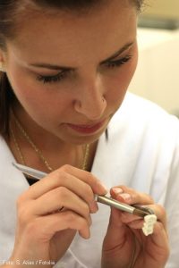 Dental Techniker bei Keramik schichten in Deutschland