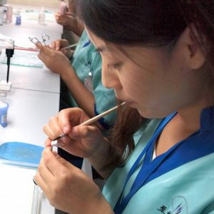 Dentaltechniker beim Keramikschichten in Shenzhen